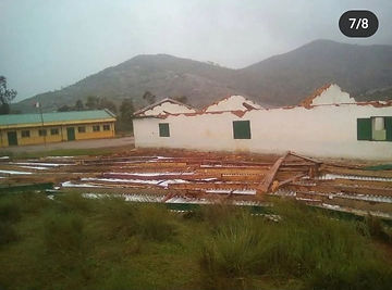 Photo d'un bâtiment d'école dont le toit s'est envolé à cause des rafales de vent. 