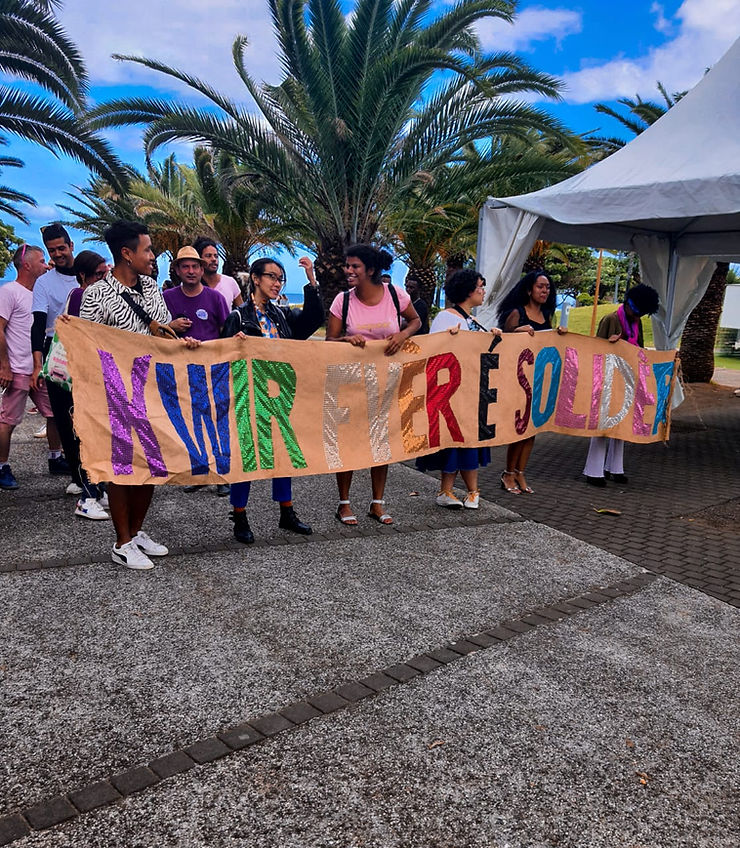 Des participants à la Pride qui porte la banderole en début de cortège : "KWIR FIER É SOLIDÈR"