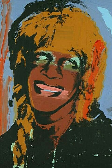 Photo d'Andy Warhol, Marsha lève les yeux au ciel, en souriant grandement. On reconnait son maquillage exagéré.