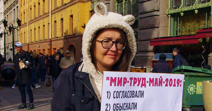 Photo de Yelena portant une capuche ourson en pleine manifestation