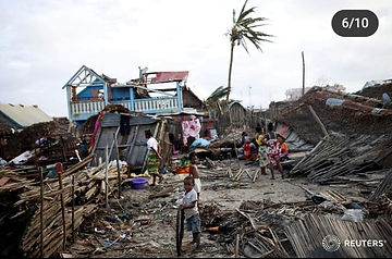 Un garçon fouille parmi les débris sur la plage, au lendemain du cyclone Batsirai, dans la ville de Mananjary, Madagascar, 08/02/22